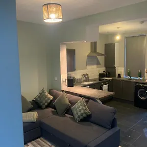 2 Bedroom Cheerful House Close To Center Apartamento